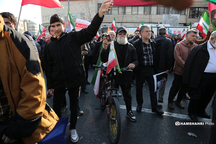 اجتماع مردم در میدان انقلاب