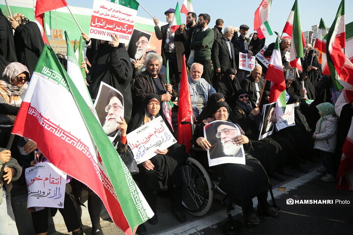 اجتماع مردم در میدان انقلاب