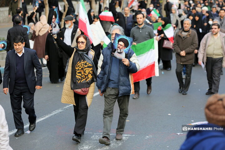 اجتماع مردم در میدان انقلاب