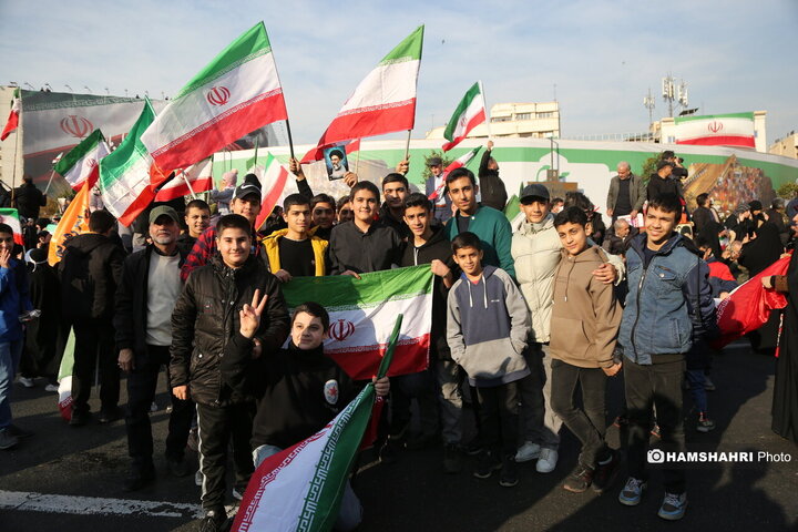 اجتماع مردم در میدان انقلاب