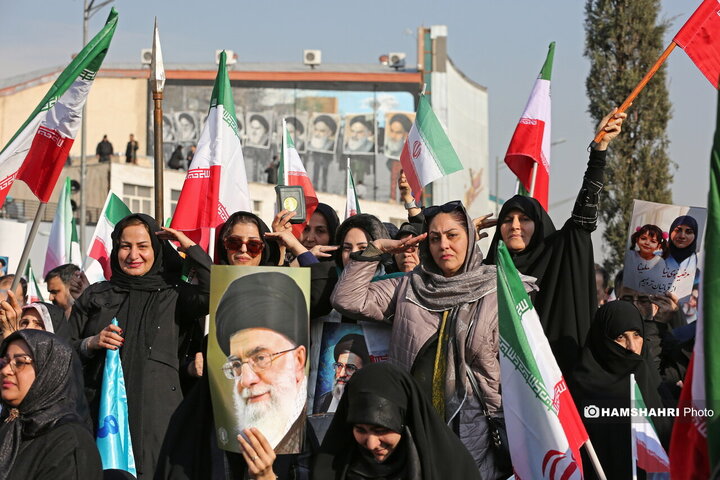 اجتماع مردم در میدان انقلاب