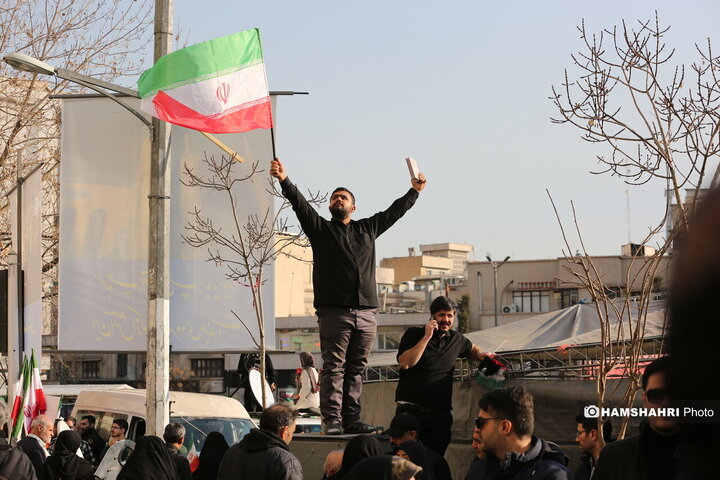 اجتماع مردم در میدان انقلاب