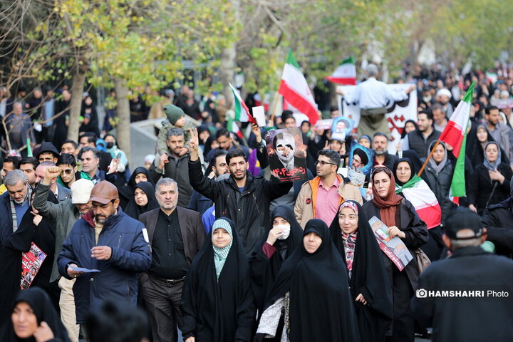 اجتماع مردم در میدان انقلاب