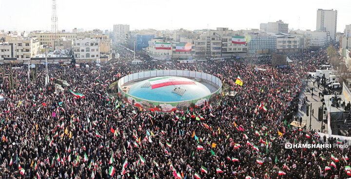 اجتماع مردم در میدان انقلاب