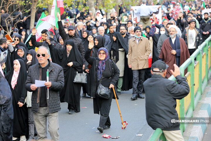 اجتماع مردم در میدان انقلاب