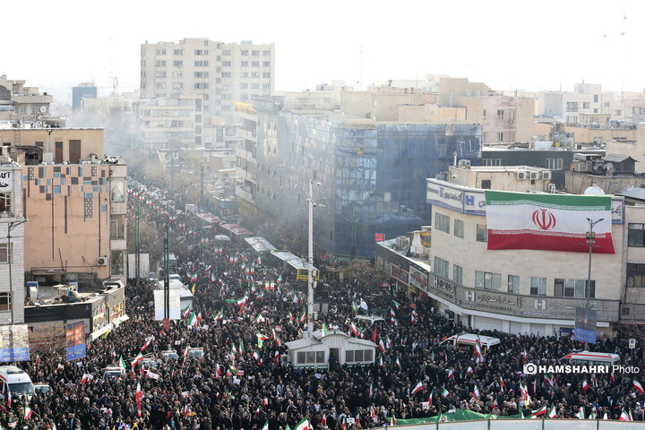 اجتماع مردم در میدان انقلاب