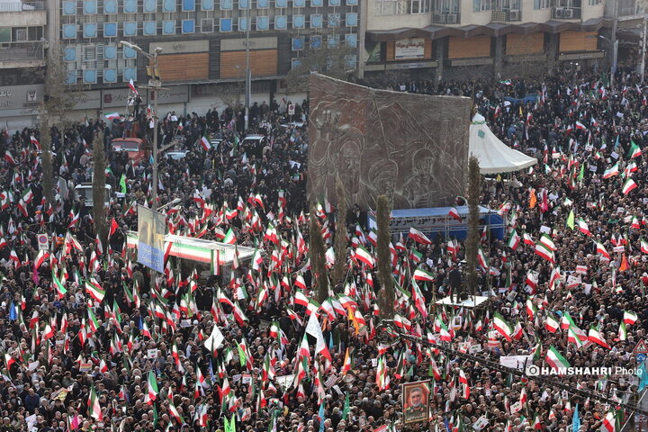 اجتماع مردم در میدان انقلاب