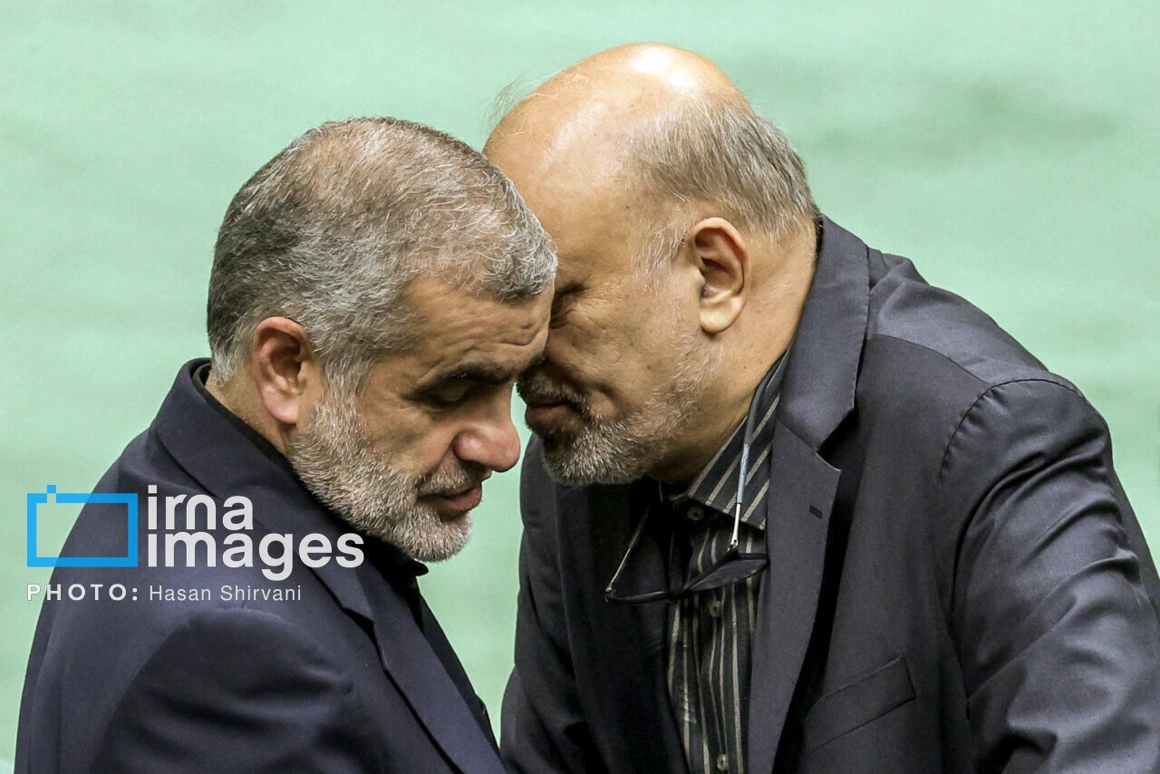 حرف‌های درگوشی نمایندگان مجلس! | تصاویر