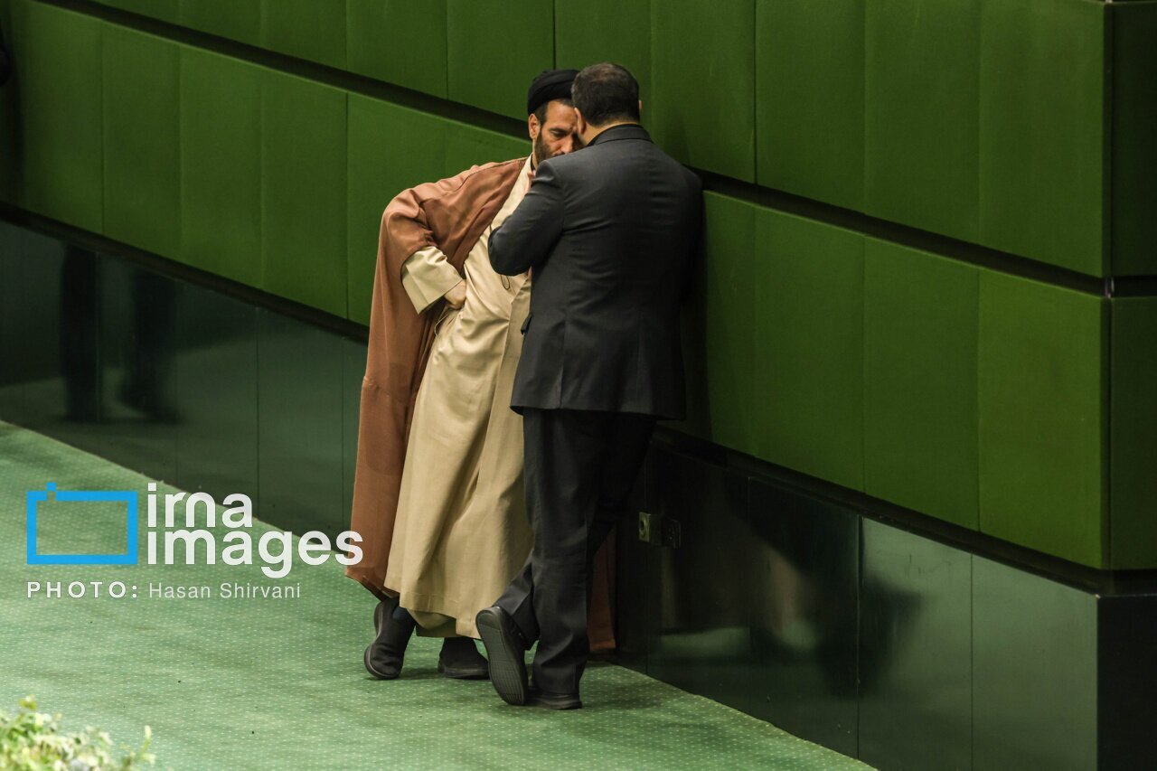 حرف‌های درگوشی نمایندگان مجلس! | تصاویر