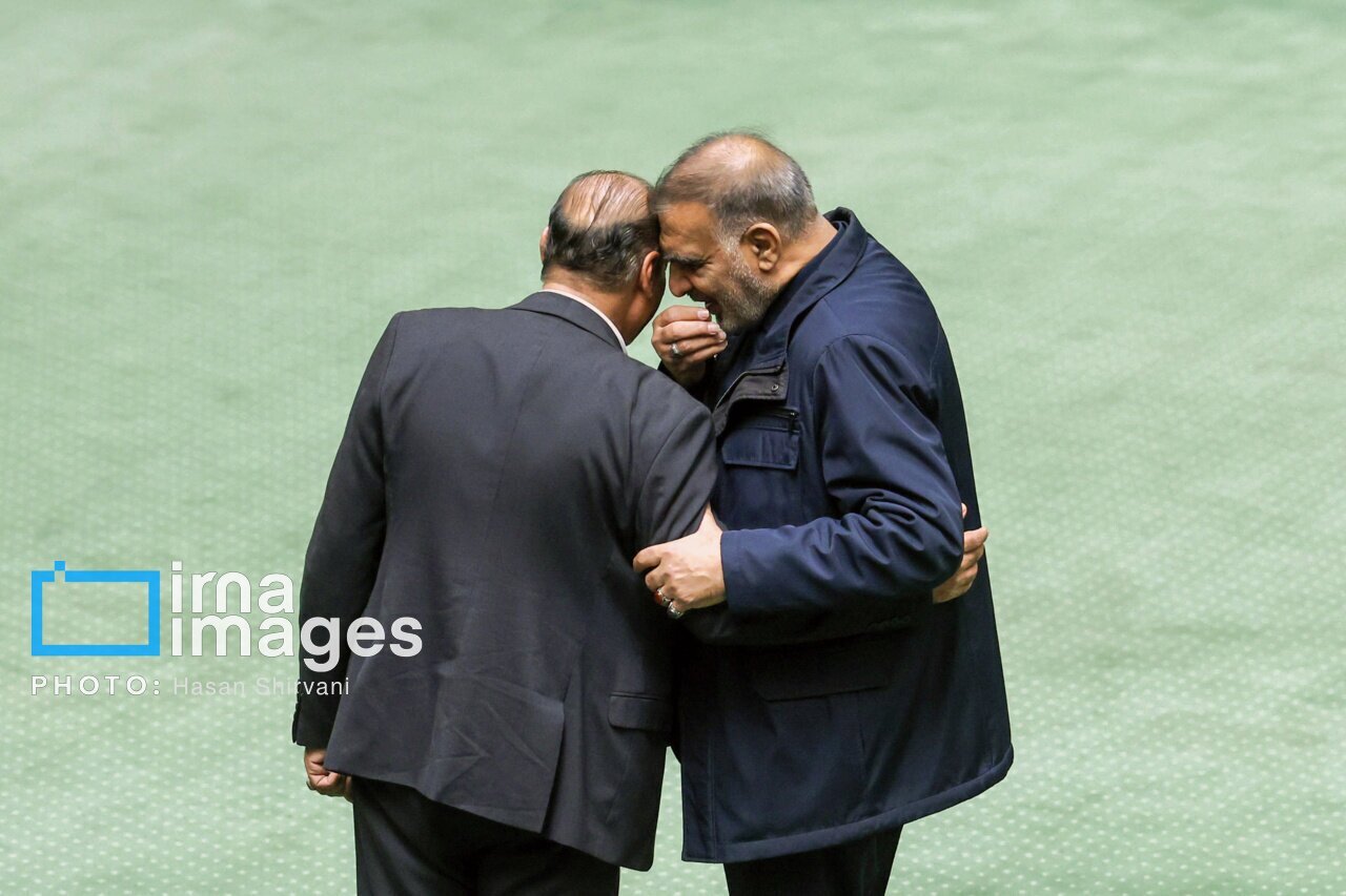 حرف‌های درگوشی نمایندگان مجلس! | تصاویر