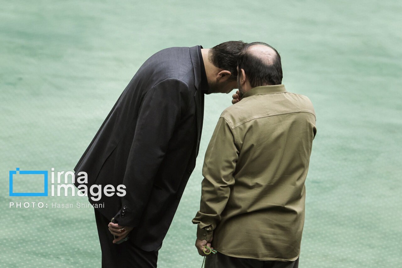 حرف‌های درگوشی نمایندگان مجلس! | تصاویر