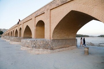 از یادگاری‌نویسی‌های ریز و درشت تا  تا ترک‌های نگران کننده‌ در این اثر فاخر تاریخی !
