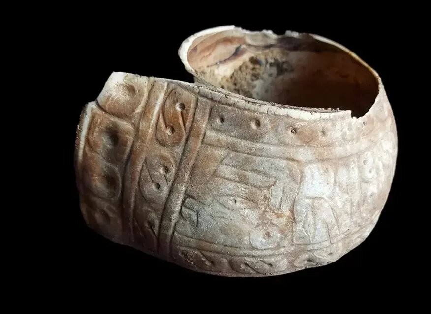 «دستبندهای صدفی» باستانی در اعماق یک غار | عکس