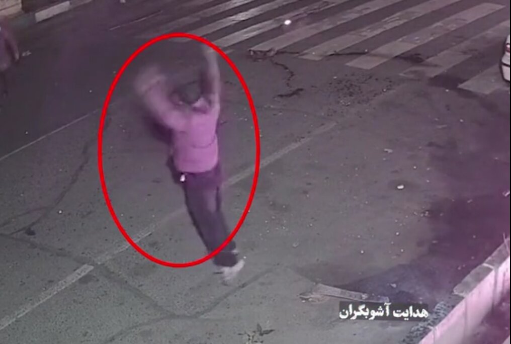 لحظه شکستن درب آهنی حوزه بسیج  | لحظه آتش زدن موتورهای بسیجیان