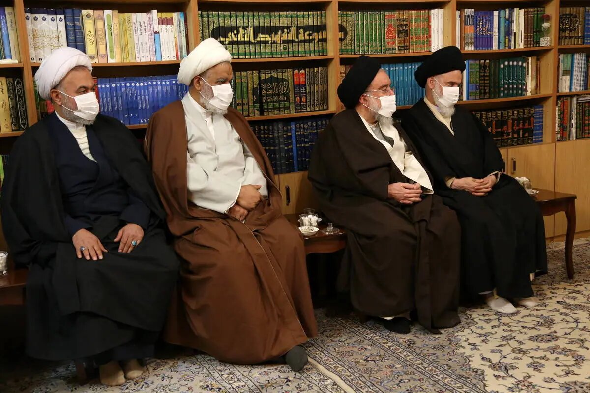 آیت الله خاتمی با ماسک در دیدار با آیت الله مکارم | تصاویر