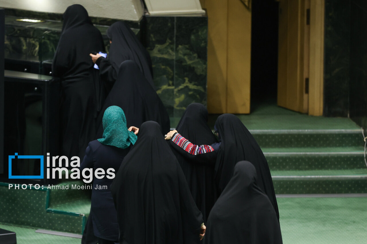 از درگوشی های زنانه نمایندگان تا حلقه زدن به دور قالیباف | تصاویر