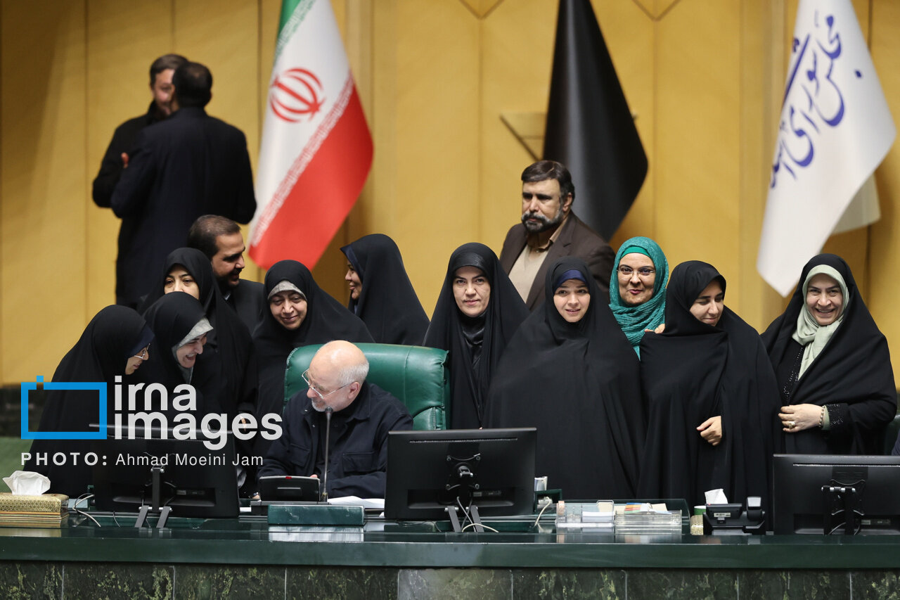 از درگوشی های زنانه نمایندگان تا حلقه زدن به دور قالیباف | تصاویر