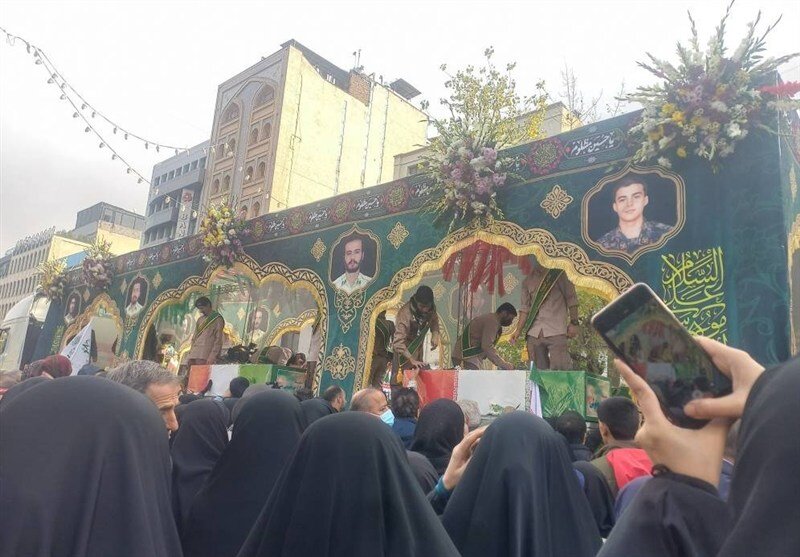 تشییع پیکر شهدای مقاومت ملی در تهران  | ادای احترام نظامی به شهدا