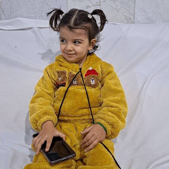 کاپشن صورتی دیگر؛ ملینای ۳ ساله که تروریست‌ها جانش را گرفتند | تصاویر