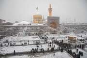 تصاویر دیدنی از برف‌روبی پشت‌بام‌های حرم امام رضا(ع) | ویدئو