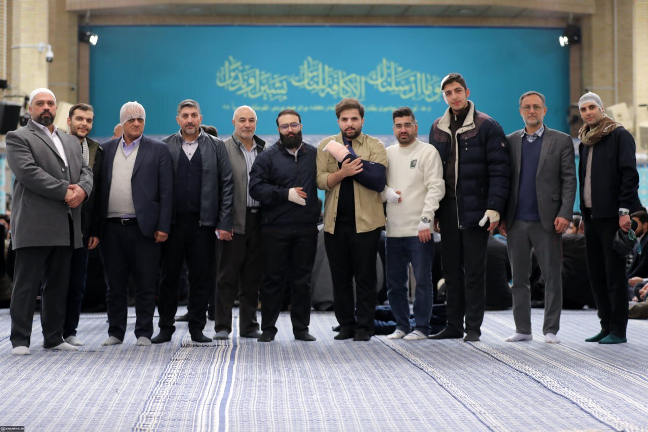 عکس یادگاری مجروحان ناآرامی های اخیر در حسینیه امام خمینی | تصاویر