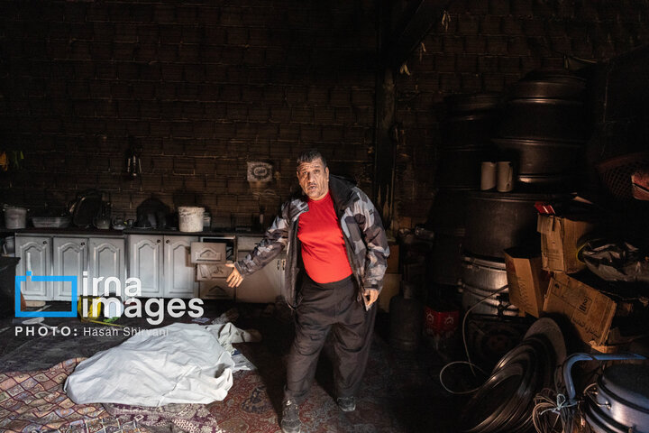 یکی از اهالی محل در حال شرح چگونگی به آتش کشیدن مسجد 