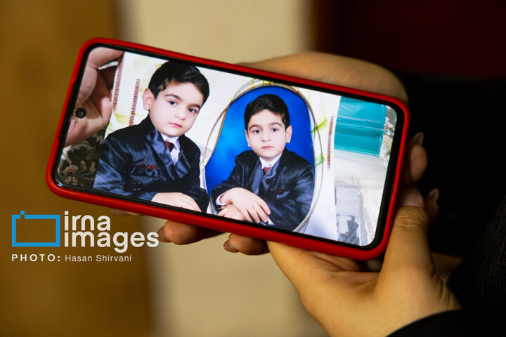 عکس های کودکی شهید علی اکبر زارعی که در تلفن همراه خواهرش است.