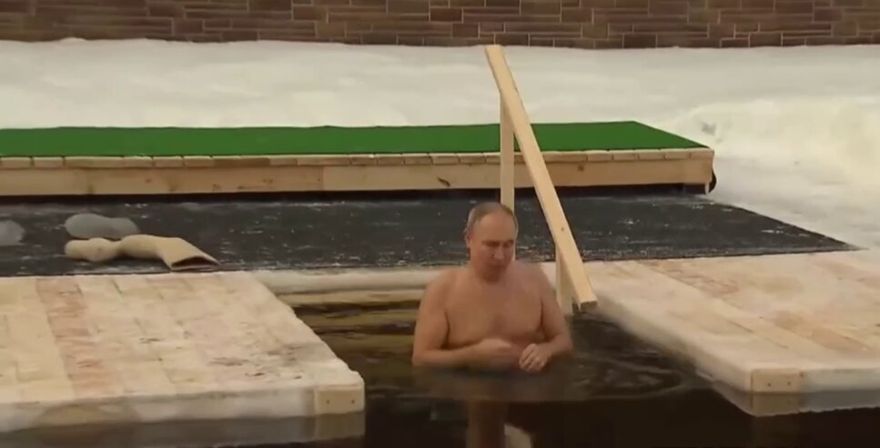 آب‌تنی پوتین در گودال یخی! | ویدئو