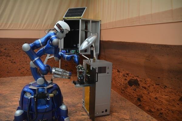 چرخش در محاسبات صنعت فضا؛ کار انسان به‌صرفه‌تر از روبات است!