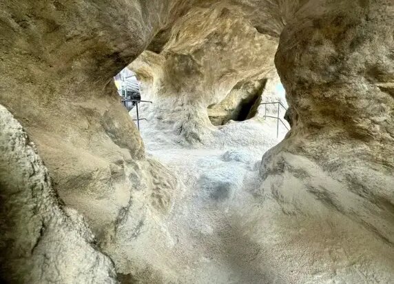 معماری عجیب خانه‌ای در ژاپن | ساخت یک غار در خانه مسکونی