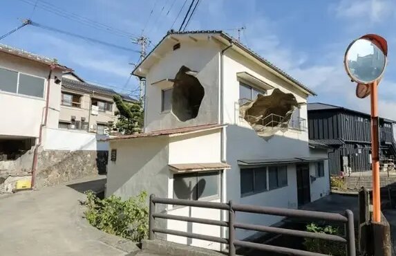 معماری عجیب خانه‌ای در ژاپن | ساخت یک غار در خانه مسکونی