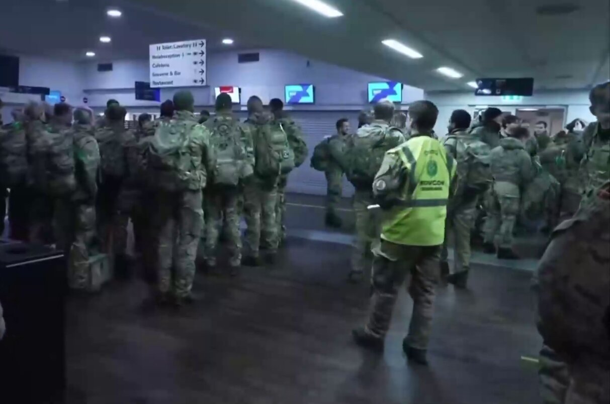 اولین تصاویر از لحظه ورود نیروهای نظامی به این کشور | ویدئو