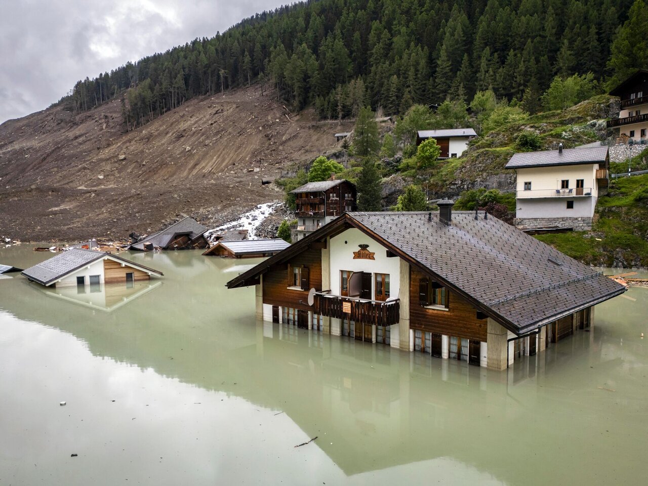 هیمالیا ۳۰۰ نفر را یکباره بلعید! | روستایی در مه ذوب شد؛