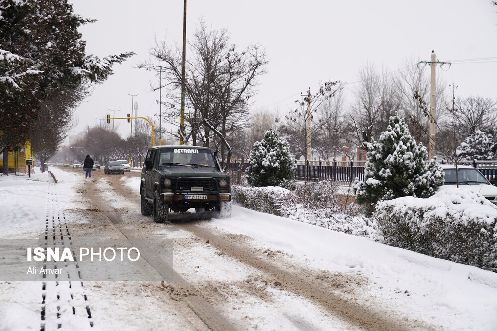 اشتباه رایج و خطرناک هنگام رانندگی در برف | آموزش رانندگی در هوای برفی؛ راهنمای کامل برای خودروهای دندهای و اتومات