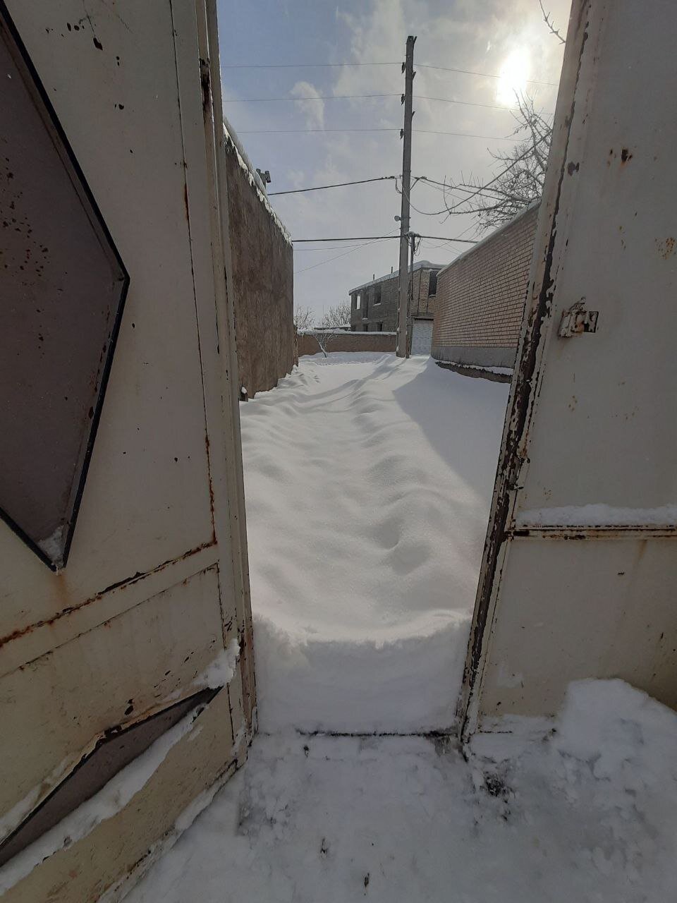 حجم باورنکردنی برف حیاط یک خانه در این شهر را ببینید | تصاویر