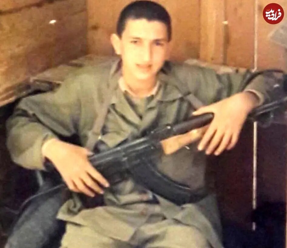 یوسف صیادی در دوران سربازی و با کلاشینکف | عکس