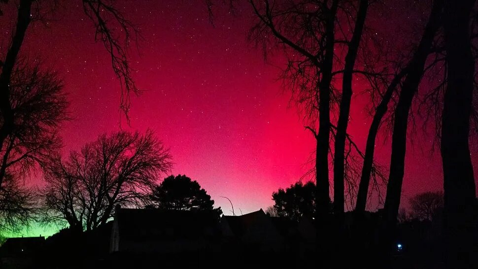 تصاویری از نورهای حیرت انگیز در شفق قطبی شب گذشته