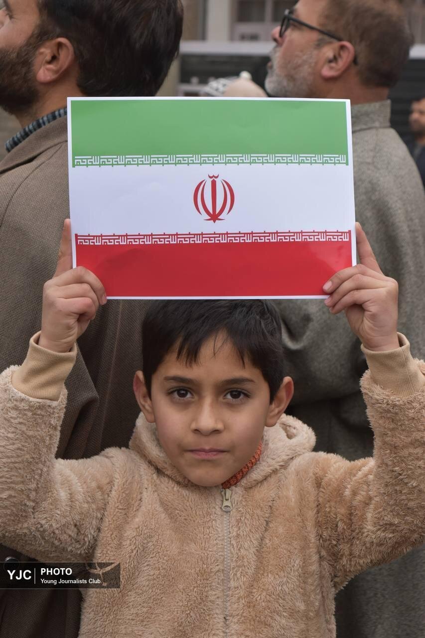 آتش زدن عکس پهلوی در جایی که فکرش را هم نمی‌کنید | راهپیمایان تصویر رهبر انقلاب را به اهتزاز درآوردند