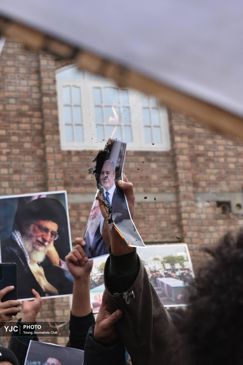 آتش زدن عکس پهلوی در جایی که فکرش را هم نمیکنید | راهپیمایان تصویر رهبر انقلاب را به اهتزاز درآوردند