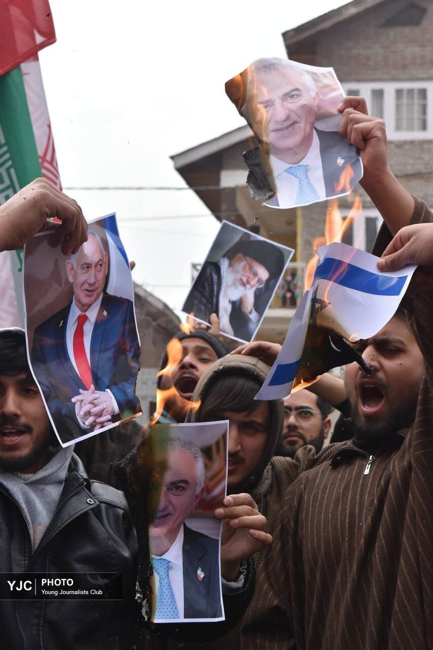 آتش زدن عکس پهلوی در جایی که فکرش را هم نمیکنید | راهپیمایان تصویر رهبر انقلاب را به اهتزاز درآوردند