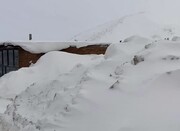 ارتفاع برف در این نقطه از ۳ متر فراتر رفت؛ برف تا پشت بام‌ها بالا آمد