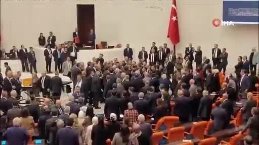 کتک‌کاری و درگیری در پارلمان ترکیه بر سر حقوق | ببینید