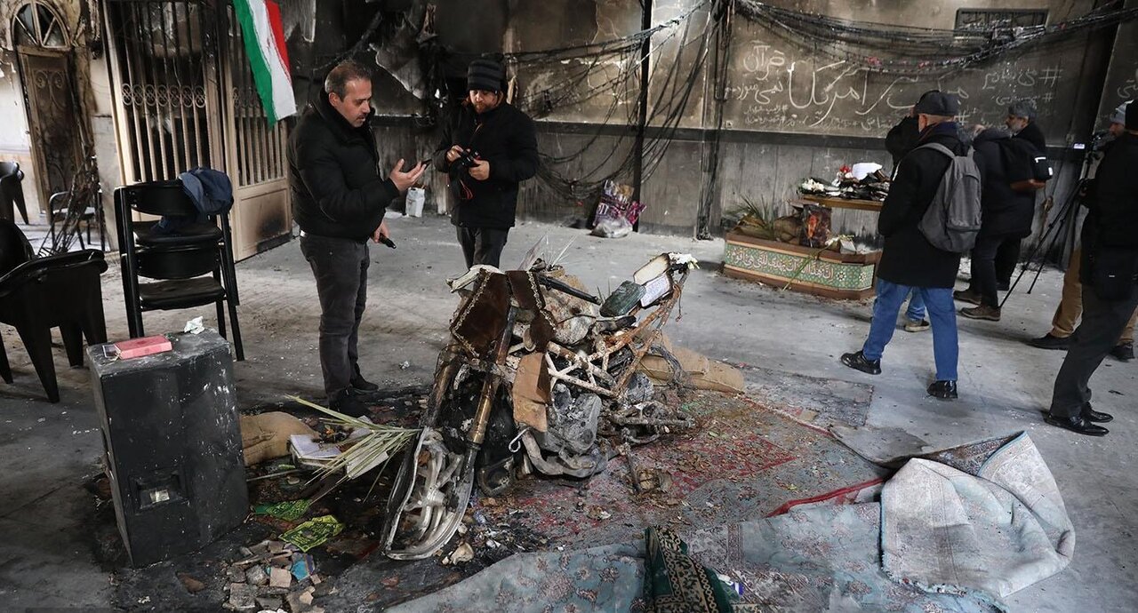 بازدید سفرا و خبرنگاران خارجی از آثار به‌جامانده آشوب‌ها بر پیکر شهر