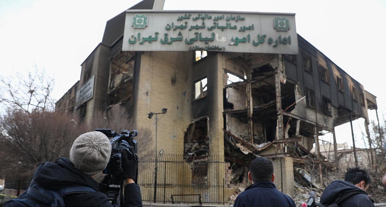 بازدید سفرا و خبرنگاران خارجی از آثار به‌جامانده آشوب‌ها بر پیکر شهر