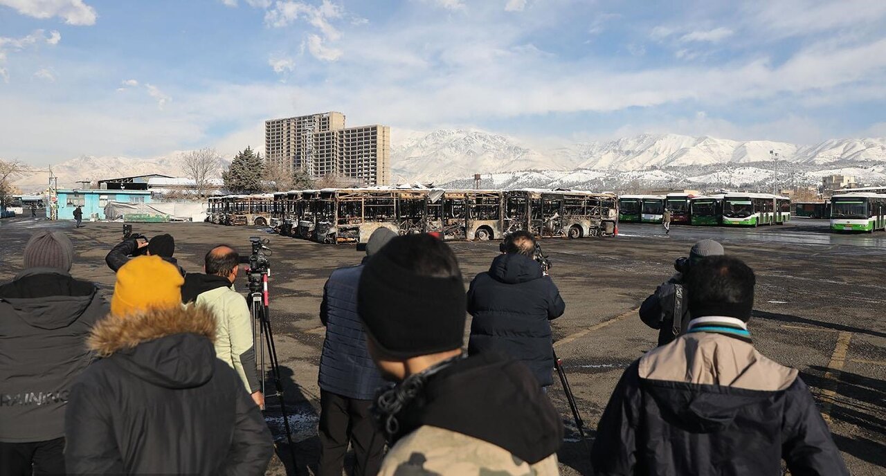 بازدید سفرا و خبرنگاران خارجی از آثار بهجامانده آشوبها بر پیکر شهر