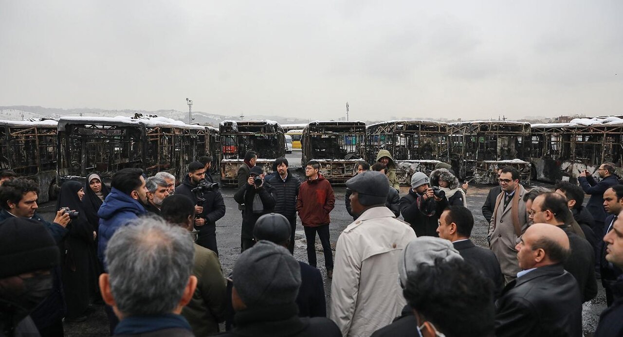 بازدید سفرا و خبرنگاران خارجی از آثار به‌جامانده آشوب‌ها بر پیکر شهر