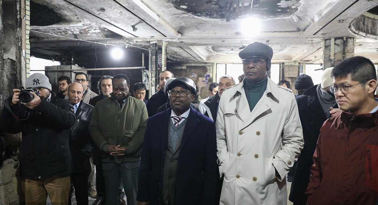 بازدید سفرا و خبرنگاران خارجی از آثار بهجامانده آشوبها بر پیکر شهر