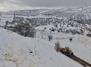 برف ۶۰ درصد جمعیت این منطقه را محاصره کرد؛ راه ارتباطی ۴۴۰ روستا کاملا بسته شد