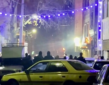 تصاویر عروسی وسط اغتشاشات در خیابان‌های تهران؛ حال و هوای عجیب این مراسم را ببینید