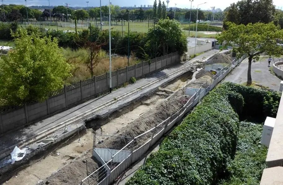 پیدا شدن گورستان باستانی در جریان عملیات احداث فضای سبز | عکس